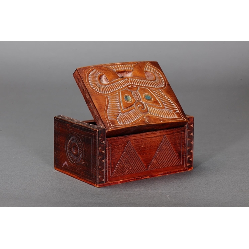 1121 - VINTAGE MAORI TEKOTEKO FACE CARVED KAURI WOOD BOX, NEW ZEALAND. Carved and engraved Kauri wood with ... 