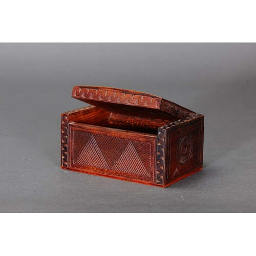 1121 - VINTAGE MAORI TEKOTEKO FACE CARVED KAURI WOOD BOX, NEW ZEALAND. Carved and engraved Kauri wood with ... 