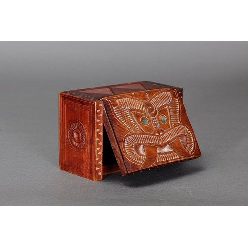 1121 - VINTAGE MAORI TEKOTEKO FACE CARVED KAURI WOOD BOX, NEW ZEALAND. Carved and engraved Kauri wood with ... 