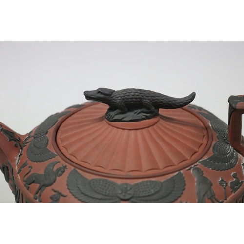 79 - A rosso antico teapot made by Wedgwood ca. 1810. The pot's red body is accentuated by black basalt d... 