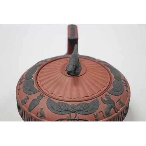 79 - A rosso antico teapot made by Wedgwood ca. 1810. The pot's red body is accentuated by black basalt d... 