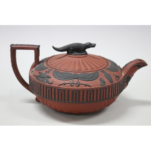 79 - A rosso antico teapot made by Wedgwood ca. 1810. The pot's red body is accentuated by black basalt d... 