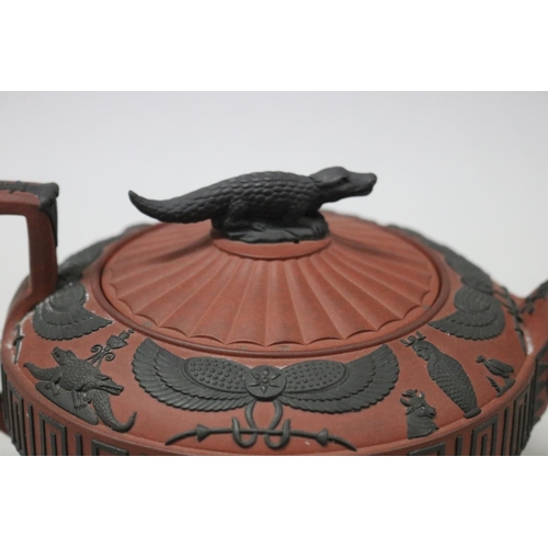 79 - A rosso antico teapot made by Wedgwood ca. 1810. The pot's red body is accentuated by black basalt d... 