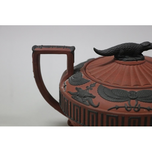 79 - A rosso antico teapot made by Wedgwood ca. 1810. The pot's red body is accentuated by black basalt d... 