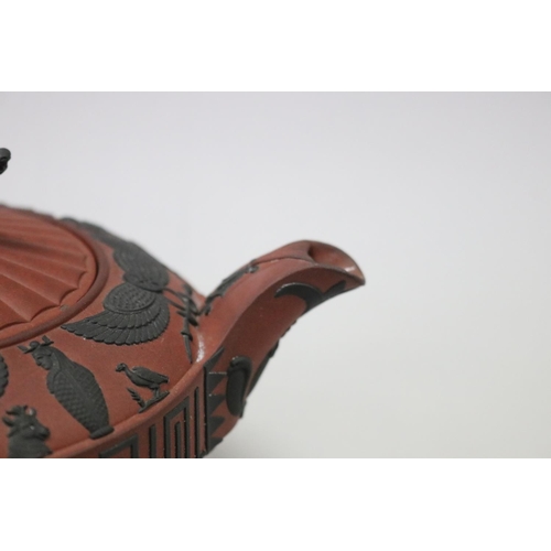 79 - A rosso antico teapot made by Wedgwood ca. 1810. The pot's red body is accentuated by black basalt d... 