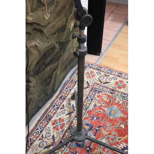 135 - Rare vintage large size studio telescopic light, with mobile tri for base, fitted with a adjustable ... 