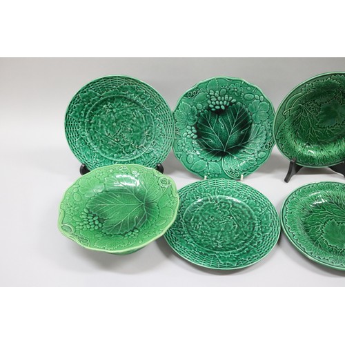 158 - Good selection of antique and later Majolica green leaf plates, comports, approx 27cm W and smaller ... 