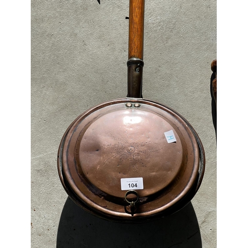 104 - Antique copper bed warming pan with turned wood handle, approx 107cm L