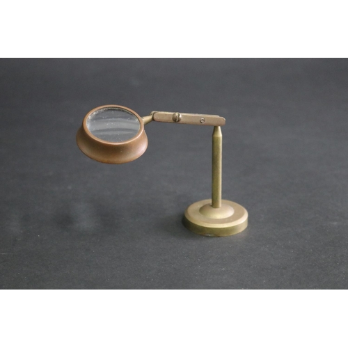 335 - Magnifying glass on stand, approx 10cm H