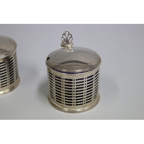8 - Rare pair of English George III - 18th century sterling silver mustard pots, with blue glass liners,... 