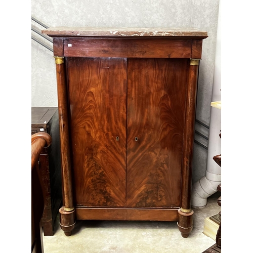 1367 - Antique French Empire mahogany marble topped two door cabinet, fitted with two columns to the sides,... 