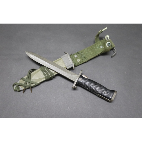 45 - U.S.A. M5 bayonet and scabbard (Kiesling 26) Crossguard marked M5A1. An excellent example in excelle... 