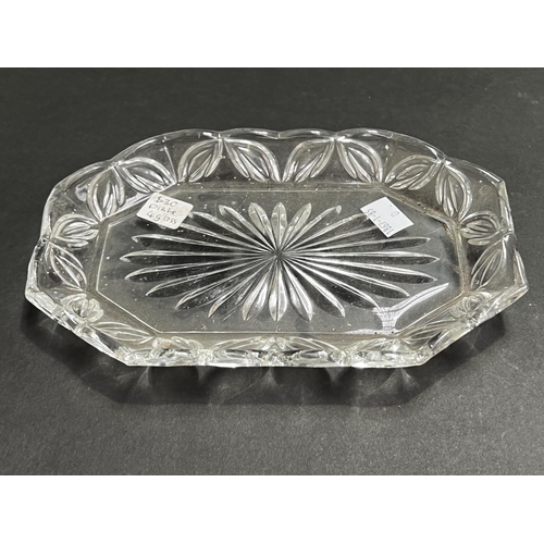 176 - Assortment to include trays etc, approx 33cm Dia and smaller