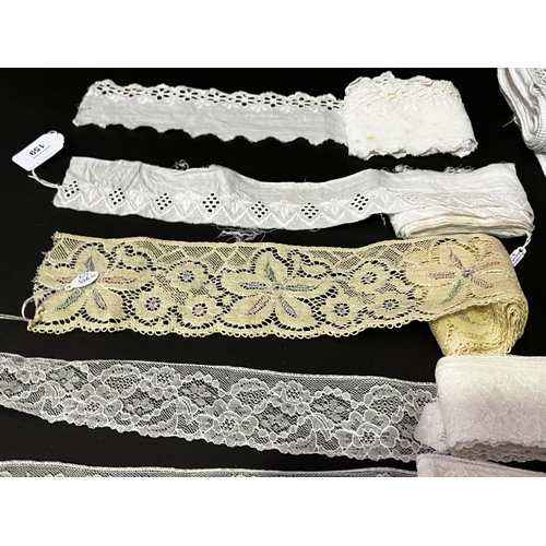 212 - Assortment of a lace edging (No measurements for this lot) (8)