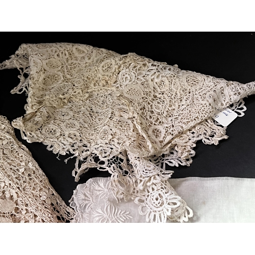 194 - Antique and vintage lace (No measurements for this lot)