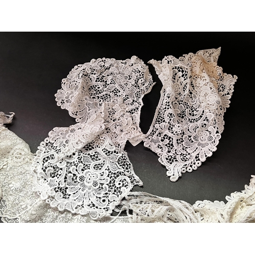 197 - Antique and vintage lace collars cuffs etc (No measurements for this lot)