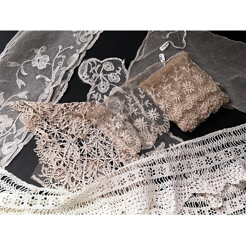 199 - Antique and vintage lace collars etc (No measurements for this lot)