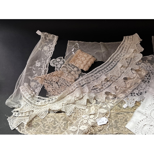 199 - Antique and vintage lace collars etc (No measurements for this lot)