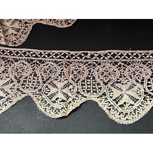 201 - Antique and vintage lace (No measurements for this lot)