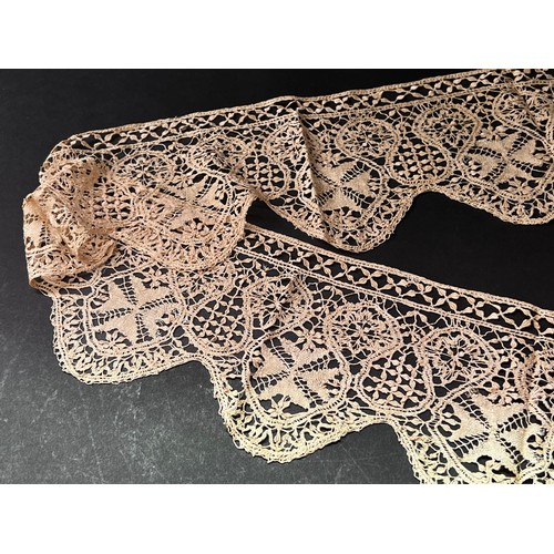 201 - Antique and vintage lace (No measurements for this lot)