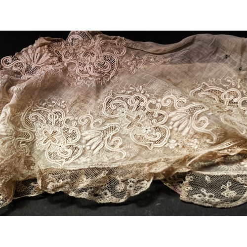 202 - Antique and Vintage lace (No measurements for this lot)