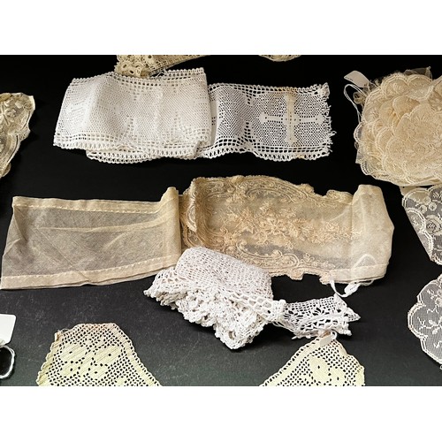 206 - Antique and vintage lace (No measurements for this lot)