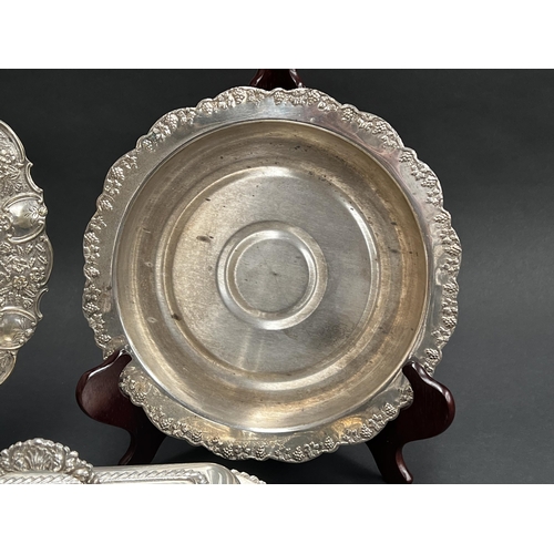 246 - Assortment of silver plate, to include bread board, tureen, butter dish etc, approx 30cm Dia and sma... 