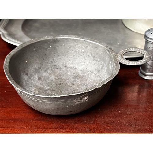 282 - Assortment of pewter, to include: a platter, pair of salt & peppers, tankard etc, approx 37cm W and ... 