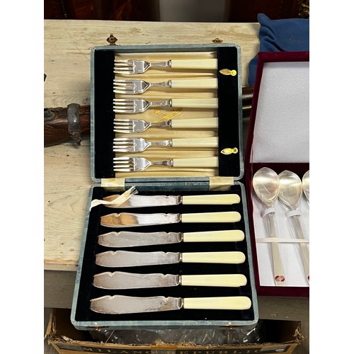 536 - Vintage silver plate cased fish service, along with a cased spoon set (2)