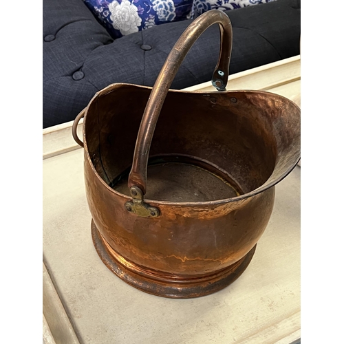 32 - Antique copper fuel hod, swing handle, approx 23cm H exhandle x 32cm W