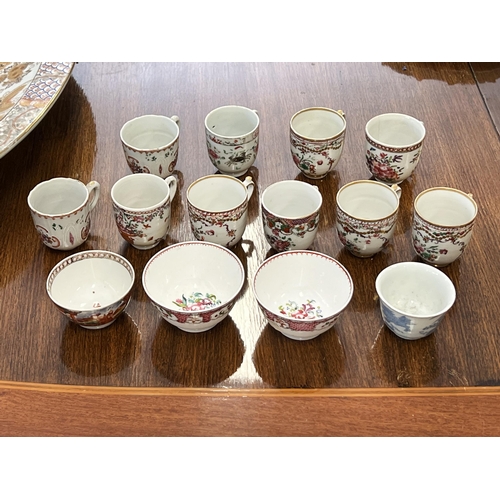 118 - Good selection of antique 18th century Chinese export porcelain, to include ten tea cups and four te... 