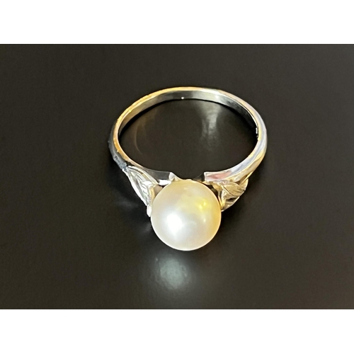 172 - Vintage 14kt White Gold and Cultured Pearl Ring with bright cut leaf shoulders. Total 3 grams approx... 