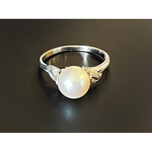 172 - Vintage 14kt White Gold and Cultured Pearl Ring with bright cut leaf shoulders. Total 3 grams approx... 