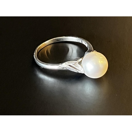 172 - Vintage 14kt White Gold and Cultured Pearl Ring with bright cut leaf shoulders. Total 3 grams approx... 