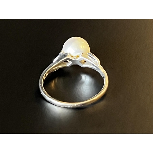 172 - Vintage 14kt White Gold and Cultured Pearl Ring with bright cut leaf shoulders. Total 3 grams approx... 