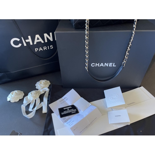 163 - New & Unused Chanel 2019 Trendy CC Medium Flap Bag with Top Handle A69923 Y60767 94305

Features Bla... 