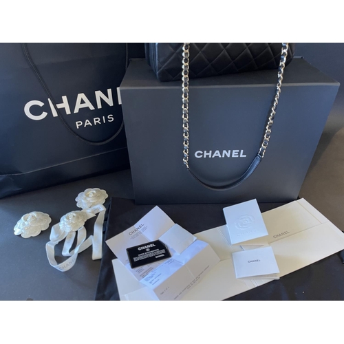 163 - New & Unused Chanel 2019 Trendy CC Medium Flap Bag with Top Handle A69923 Y60767 94305

Features Bla... 