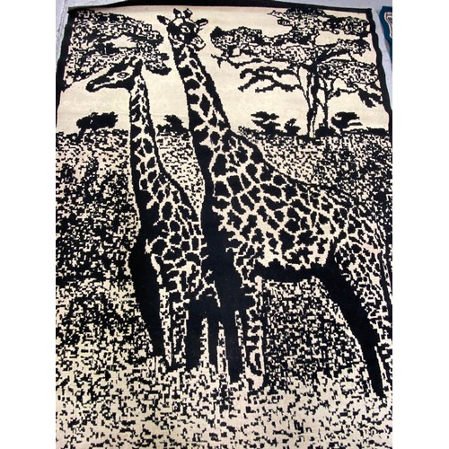 99 - Modern giraffe carpet, approx 170cm x 226cm