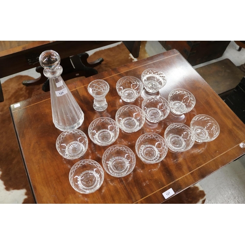 125 - Assortment of glass to include twelve bowls, a crystal glass and a Villeroy & Boch decanter, approx ... 