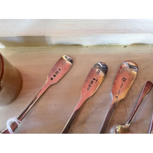 80 - Assortment of sterling silver and silver plate to include salt spoons, mustard spoon, ink pot (6)