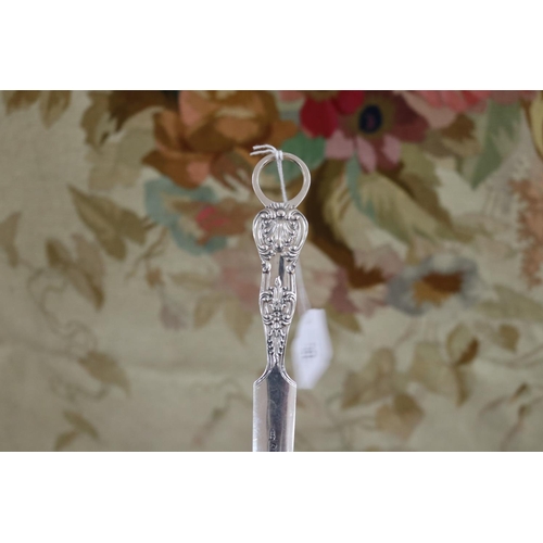 32 - Walker & Hall silver plate skewer, approx 31cm L