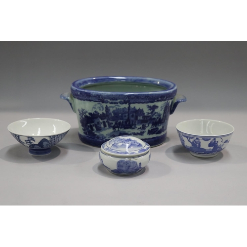 78 - Blue and white mini foot bath and bowls, etc, approx 13cm H x 27cm W x 16cm D