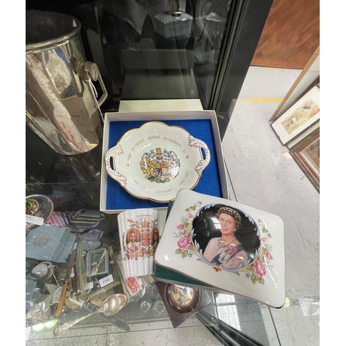 321 - Assortment of commemorative ware to include Victoria, Charles and Diana, William and Kate, Edward an... 