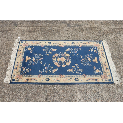 1136 - Chinese wool carpet, approx 155cm x 85cm