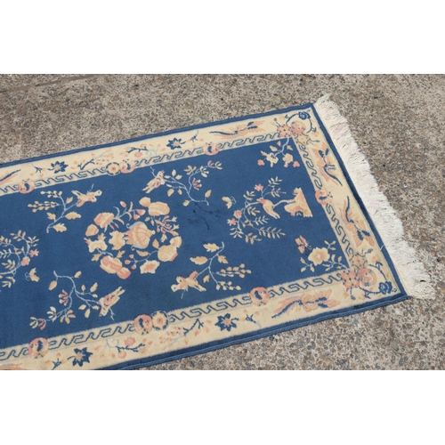 1136 - Chinese wool carpet, approx 155cm x 85cm