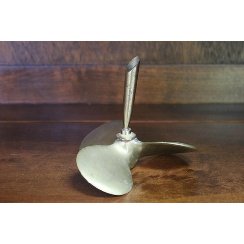 1682 - Antique desk pen holder in the form of a brass propeller, approx 11cm H x 12cm Dia