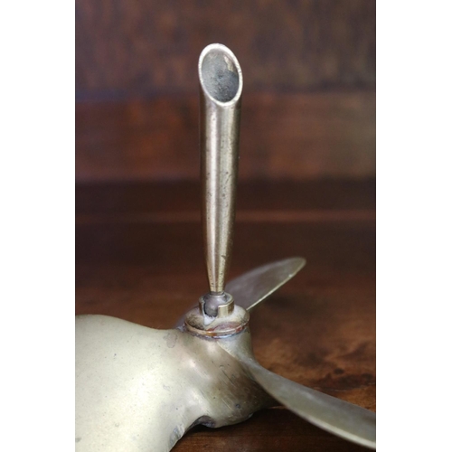 1682 - Antique desk pen holder in the form of a brass propeller, approx 11cm H x 12cm Dia