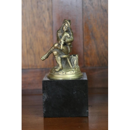 1688 - Unknown antique bronze figure of a man playing bagpipes on black marble base, unmarked, approx 16cm ... 