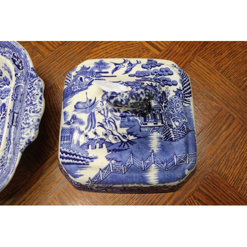 1626 - Antique Staffordshire blue and white willow pattern lidded tureen with lion finale, approx 20cm H x ... 