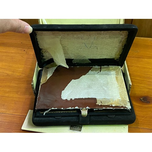 482 - French Paris boxed travelling set, damaged